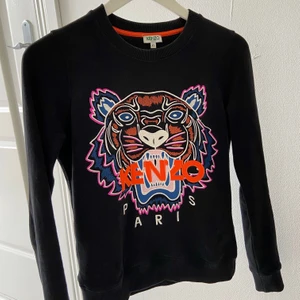 Fin Kenzo tröja i storlek XS 💘 - Säljer nu min fina kenzotröja i storlek XS som jag köpte för 2-3 år sedan, den är sparsamt använd och fortfarande i mycket fint skick utan defekter. Beställd från deras egna hemsida för ca 2000 kr. Skriv privat för fler bilder! Frakt tillkommer!💞