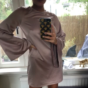 ASOS klänning - Gammalrosa klänning från ASOS storlek 36. Använd fåtal gånger. Frakt tillkommer 63kr.