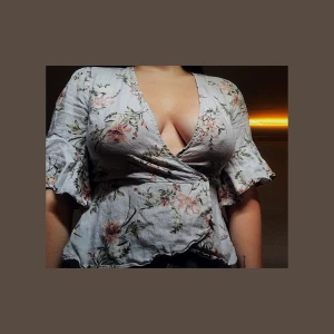 Somrig blus från Zara M - Supersöt somrig blus från Zara. Perfekt att ha som vanlig topp men även som kofta 😍 Jag bjuder på frakten 🌸