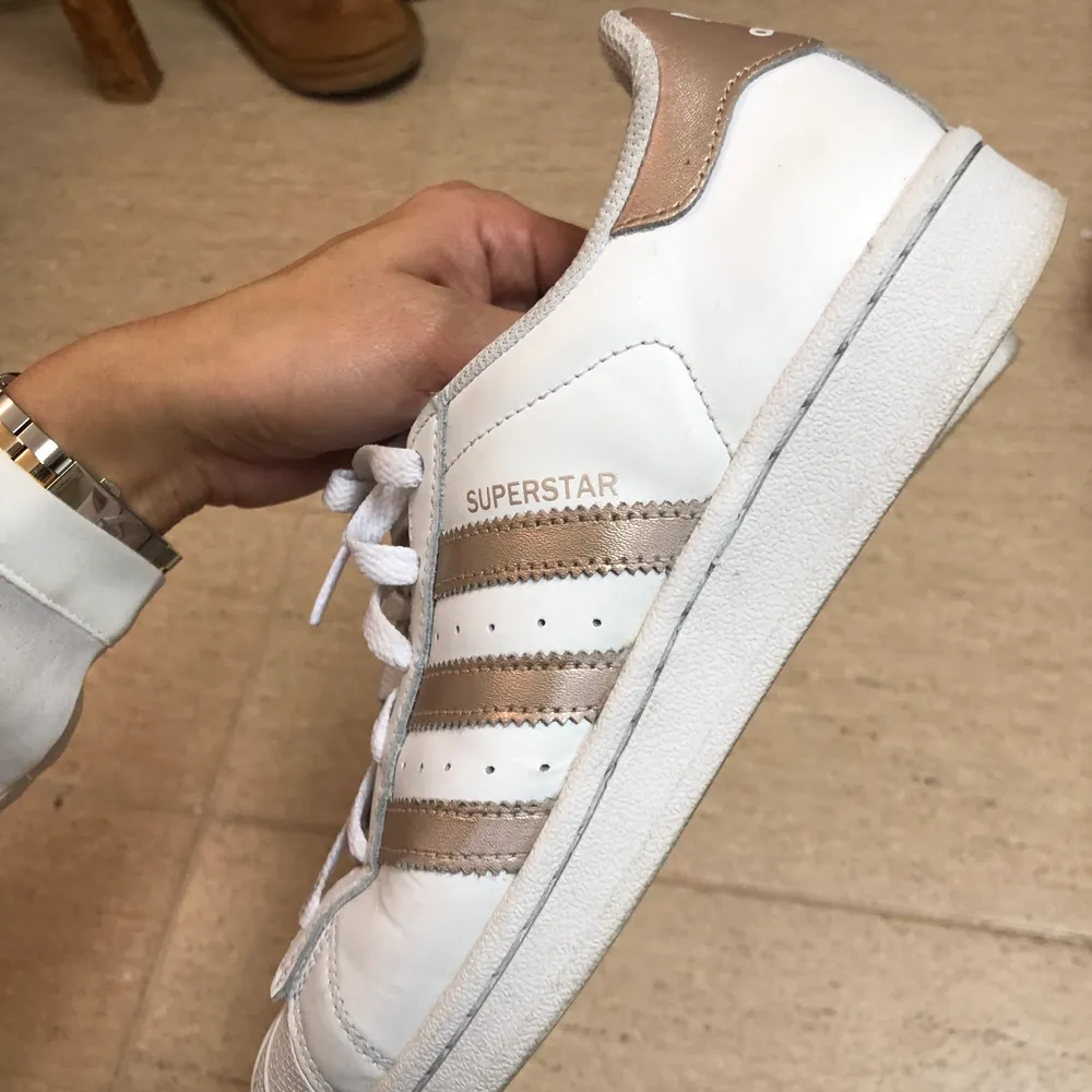 🌟 Adidas Superstar Rosé guld i storlek (36 2/3). Mycket fint skick. Färg: Vit med rosé. Kan mötas upp i Helsingborg eller skickas mot en fraktkostnad 📮 . Skor.