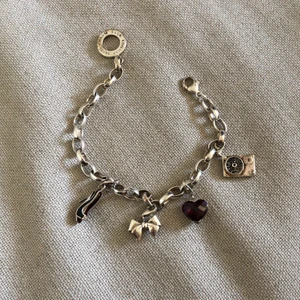 Thomas Sabo armband med berlocker  - Använder aldrig armbandet så är bättre om det hittar ett nytt hem! Armbandet säljs med berlocker ❤️🤍