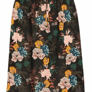 Lina Beach Skirt Black / Floral - Superfin, mönstrad strandkjol från HAPPY HOLLY. Kjolen har en rak passform med resår och dragsko i midjan och är rundad i nederkanten. - Passform: Normal, Utsälld - Vävd, stum kvalité. - Resår i midjan. - Dragsko med knytband i midjan (avtagbart). - Plagg