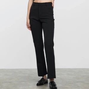 Kostymbyxor - Svarta Vilma kostymbyxor från bikbok i nyskick, säljer dem för att dem är för korta för mig. Dem är i storlek s. Köparen står för frakten. 💗