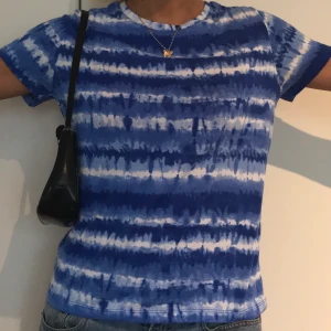 Tie dye - Dip dye tröja, storlek motsvarar en medium.