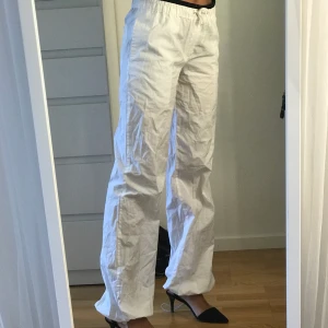 Coola byxor - Coola byxor köpta second hand. Går att knyta och justera nertill. 