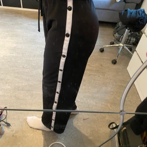 Byxor från madlady i stl S - Supersnygga högmidjade byxor med knappar som går att öppna! Sitter perfekt på mig som är 170cm men kommer tyvärr inte till användning. Frakten är inte inräknad. 