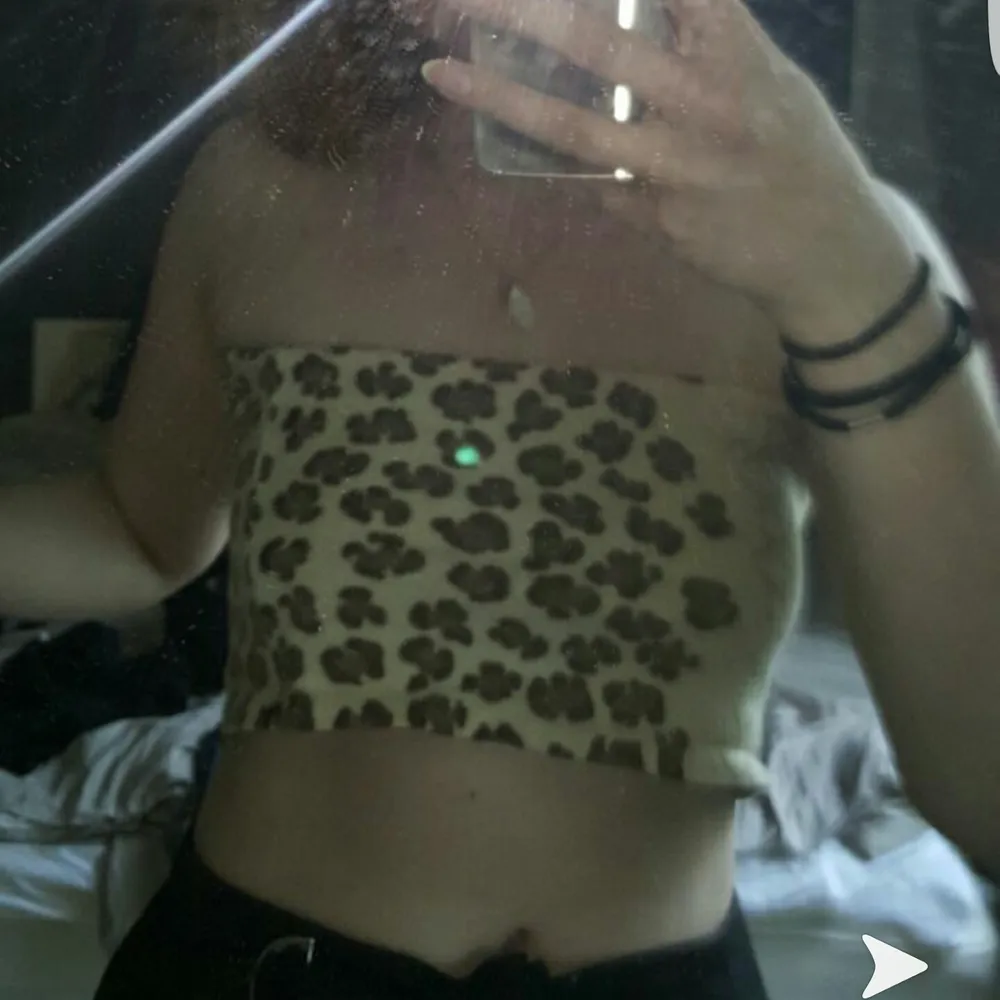 En beige/brun tube top med leopardmönster. Var tidigare en ärmlös tröja men jag har klippt av en del. Storlek saknas, men funkar som en S-L (jag är en M). Den är väldigt stretchig. I mycket gott skick. Frakt tillkommer. Kan mötas i Stockholm💞. Toppar.