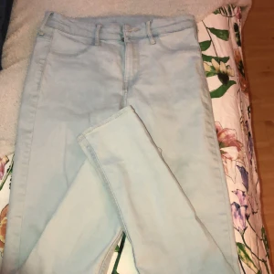 Ljusblåa normal waist jeans  - Användning: Ett få antal gånger Frakt tillkommer men kan diskuteras vid köp av andra plagg/ produkter ✨ Priser går också att diskuteras 