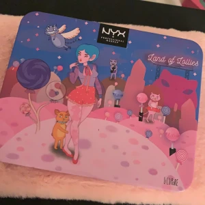 Ögonskuggspalett  - Alla dessa är limited edition och går inte att få tag på längre! Eftersom jag inte öppnat dom eller använt dom själv kan jag inte säga något om pigment eller så!🥶 även denna kostar runt 200kr