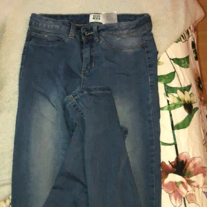 Skinny stretchy jeans - Användning: Ett få antal gånger Frakt tillkommer men kan diskuteras vid köp av andra plagg/ produkter ✨ Priser går också att diskuteras 