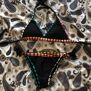Färgglad bikini - En färglad bikini som jag köpte för ca 3 år sen (gammal bild alltså), bara testad den och har ingen bild på mig i underdelen. Köpt på någon lokal butik i Spanien för 199kr💜  Passar en XS eller S.