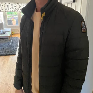 Para jumper  - Säljer en asfet jacka som är relativt ny. Använd en säsong, storlek M. 