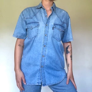 Jeansskjorta strl 38 - Jeansskjorta köpt second hand i Berlin, strl 38. Bekväm passform, köparen står för frakt🌟 