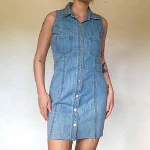 Jeansklänning strl 38 - Jeansklänning köpt second hand, strl 38, bekväm passform! 🌟Köparen står för frakt! 