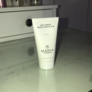 Ansikts skrubb - En Saltskrubb med  vit choklad ifrån Maria Åkerberg, som är ett lite dyrare och lite exklusivare företag. Gör verkligen under med all slags hud 💞💘 Oanvänd förstårs 
