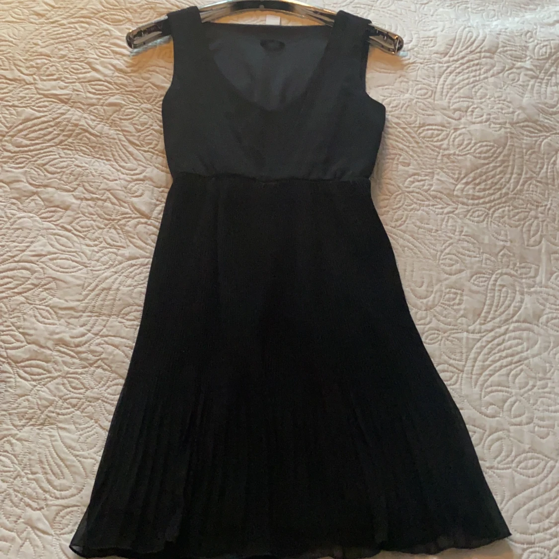 Klänning med plisserad nederdel - 90