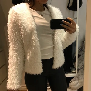 Vit puffig jacka/kofta  - Säljer min vita mysiga jacka som aldrig använts, prislappen hänger kvar. Storlek XS men passar även som S! Nypris 299kr, mitt pris 100kr + frakt⚡️