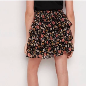 Kjol - Säljer denna volangkjol st xs-m 150kr ❤️