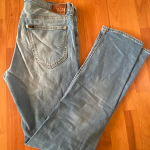 Jeans Lee Storlek 33/34 - Jeans från Lee. Kolla gärna in mina andra kläder jag har till salu! Möts eller skickas mot frakt 49kr. Samfraktar gärna om du skulle hitta flera plagg.