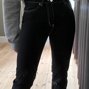 Jeans Junkyard - Coola jeans från junkyard🤩 vita sömmar i fram och på bakfickorna, säljer pga blivit för små för mig!