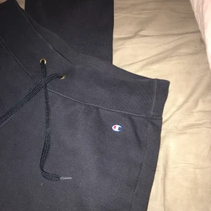Marinblåa mjukisbyxor från Champion  - Sköna och sitter bra men har tröttnat på dom, bra skick😛 frakt tillkommer på 60 kr💓