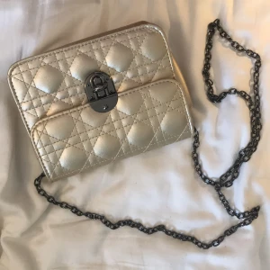 Guldig väska  - Guldig väska med innerficka med dragkedja.