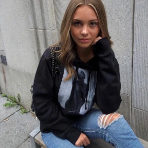 Hoodie - Säljer min the cool elephant hoodie ”Naked statue” då de inte riktigt var min stil. Helt oanvänd!, köpte den för 600kr .Bud från 300!