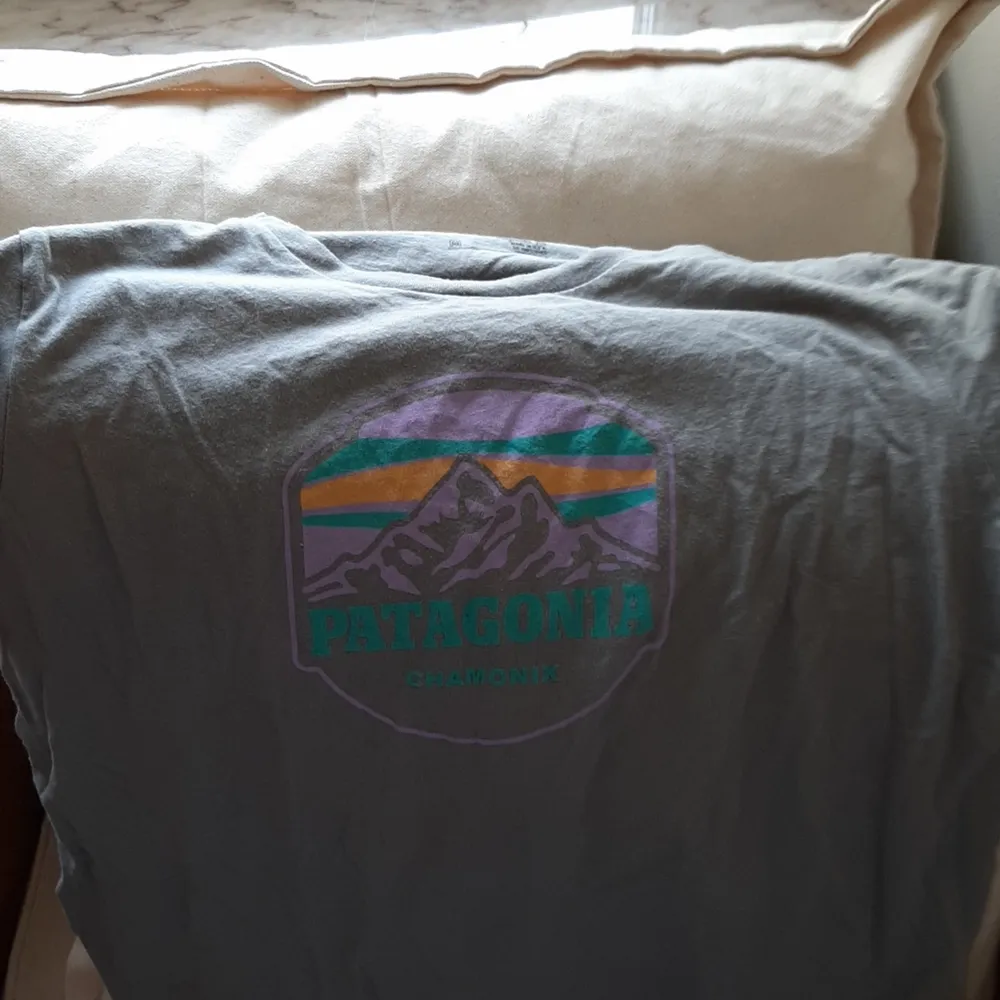 Cool patagonia t-shirt i storlek M. Den är grå med lila, grönt och brandgula på dig. Färgen stämmer bäst överens med andra bilden. Hör gärna av dig vid frågor 💕 JUST NU: 3 FÖR 2 PÅ ALLT I MIN SHOP. T-shirts.