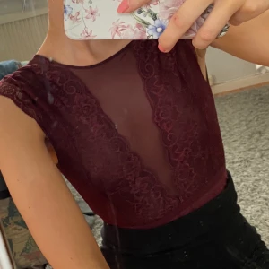 Spetsbody  - Jättefin vinröd body, använd endast några gånger 