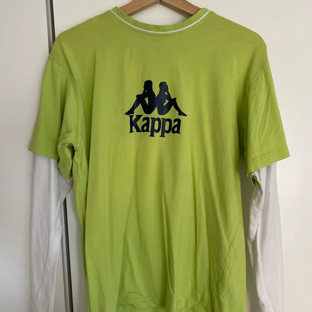 Suuuupercool Kappa-tröja med 2 lager, dvs är ärmarna del av tröjan!!🧚🏻‍♂️⚡️💚 Vintage och köpt här på Plick men känner tyvärr inte att det är min stil riktigt, hoppas verkligen den får ett nytt hem för den har så mycket potential verkligen!! Frakten ingår😋. Tröjor & Koftor.