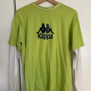 Suuuupercool Kappa-tröja med 2 lager, dvs är ärmarna del av tröjan!!🧚🏻‍♂️⚡️💚 Vintage och köpt här på Plick men känner tyvärr inte att det är min stil riktigt, hoppas verkligen den får ett nytt hem för den har så mycket potential verkligen!! Frakten ingår😋