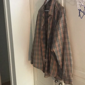 Burberry skjorta size L - Äkta Burberry skjorta i storlek L. Bra kvalité och lite använd. Kan skicka den eller mötas upp om du bor nära!