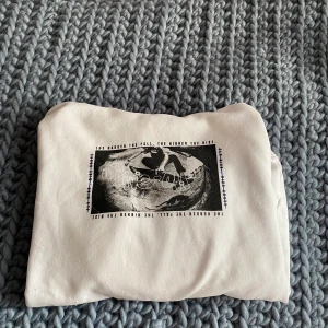 Hoodie - Säljer min hoodie ifrån H&M’s killavdelning! Bild två visar trycket på ryggen! 💕 