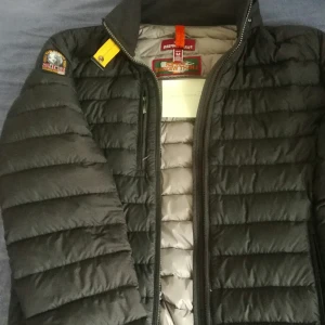 Parajumper Stl M unisex - Parajumper super light weight i utmärkt skick, finns ett pyttelitet hål i höger ficka på insidan av jackan, ungefär lika stort som en 2 krona! I örigt är allt &quot;ok&quot;. Har vuxit ur den. Nypris ca 4000 kr. Finns i Malmö men kan även skickas fraktfritt