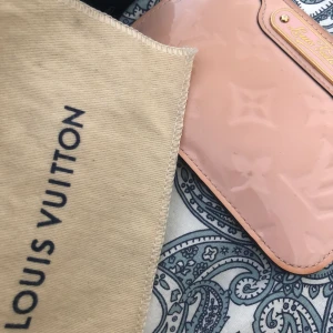 LV plånbok vintage - Intressekoll på min LV plånbok. Kollektion som inte görs längre. Vintage. Använd men fint skick 