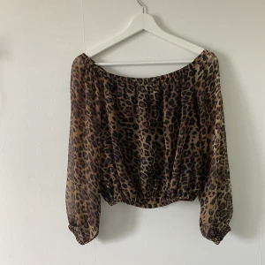 Topp - Jättesnygg leopard topp från NAKD! Använd fåtal gånger och är i toppskick❤️