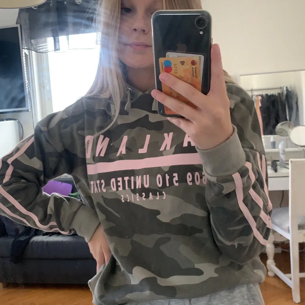 Säljer denna militär färgade hoodien. Köpt på Zalando från märket new look 915 generation. Strl 164-170, motsvarar XS. Hoodies.