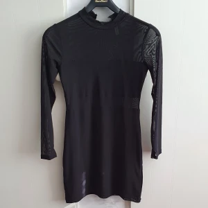 Mesh-klänning str S - Köpt på HM, aldrig använd. Klänningen har tjockare tyg över brösten, mesh-rygg och mesh på armar och under brösten. Jättemjuk och bekväm! Priset är med frakt! 💕