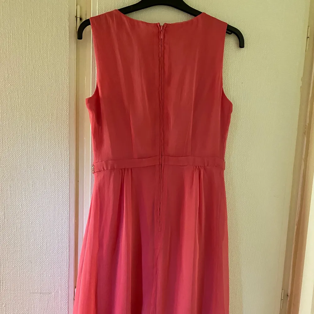 En rosa klänning från märket Orsay. Klänningen är i storlek 38. Klänningen är oanvänd. Köparen står för frakten.. Klänningar.
