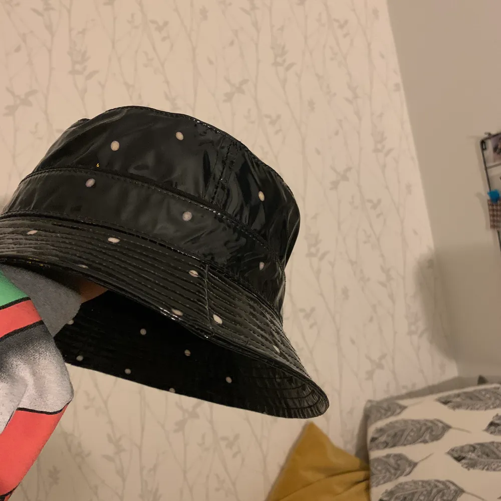 En prickig, glansig bucket hat från plick, tyvärr passade den inte mig. Med så sjukt snygg! . Övrigt.