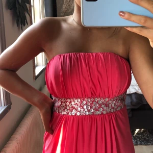 Gullig rosa klänning  - Använd en gång, perfekt till fest, middag, bjudningar m.m. Jättefin färg, skönt material, en s men lite för stor på mig