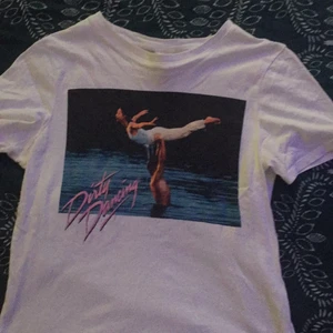 T-shirt - En jättefin t-shirt, i strl XS från hm. Med tryck från dirty dancing. Inga fläckar eller liknande. Frakt ingår ej:)
