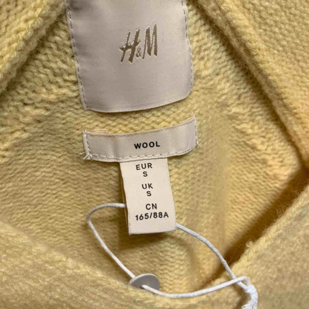 Säljer en gul v-ringad stickad tröja från HM i ull. Orginalpris 499kr. Använd 2 gånger.. Stickat.