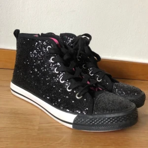 Glitter sneakers  - Storlek 37, precis som nya, jag har använt de 1 gång i somras 