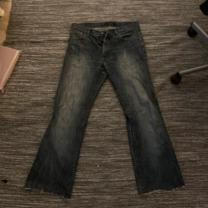 Blåa jeans - Stora blåa jeans sitter typ baggy skit snygga 😍 de herrjeans men sitter najs baggy på dam. vne vilken storlek kom privat för mer bilder