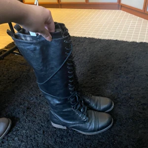 Stövlar  - Svarta stövlar med störning storlek 39