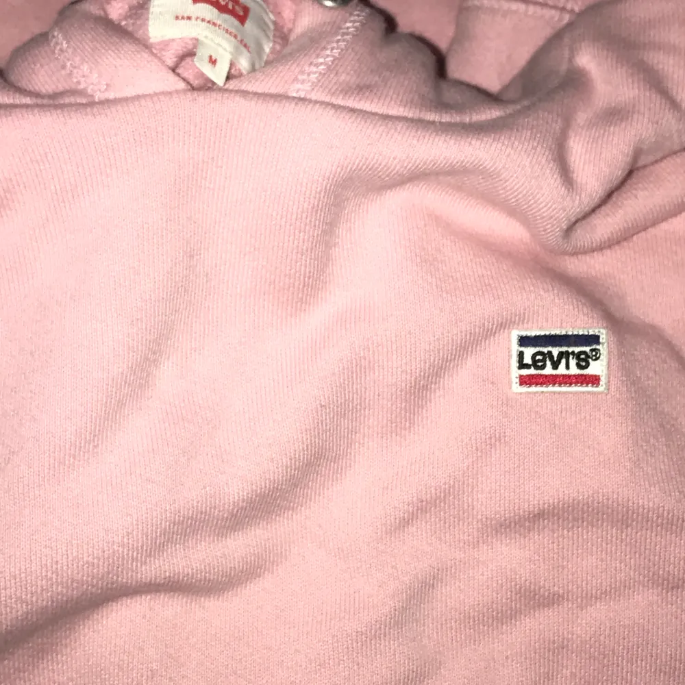 Supersnygg rosa levi’s hoodie knappt använd! Herrstorlek därav oversized på mig som vanligtvis bär S/XS. Nypris: 699kr köpt på carlings för några år sedan. Möts gärna TC området eller fraktar. . Tröjor & Koftor.