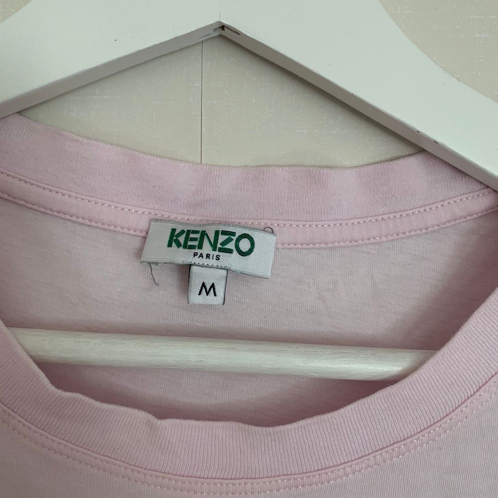 En äkta kenzo t-shirt i rosa.                                                         En fin kenzo t-shirt som är använd fåtal gånger alltså i väldigt bra skick. . T-shirts.