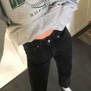 Weekday Rowe jeans - Säljer mina Echo black jeans i modellen row från weekday då dom är lite för korta för mig som är lång! Byxorna är i strl W24L30. Betalning sker via swish och köparen står för frakt✨✨✨