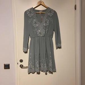 Hm klänning - Aldrig använd hm klänning väldigt fin i tyget. I storlek 36. Köparen står för frakten 🌸🤗